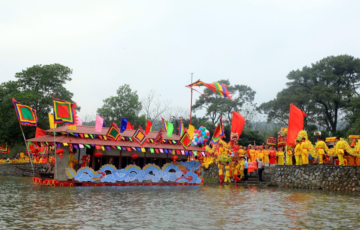 Lễ rước nước là một nghi lễ quan trọng trong Lễ hội Côn Sơn-Kiếp Bạc. Nước thiêng dùng để thờ cúng trong Phật điện, làm nghi lễ mộc dục (tắm tượng), cầu mùa, cầu nước… Ảnh: Mạnh Tú
