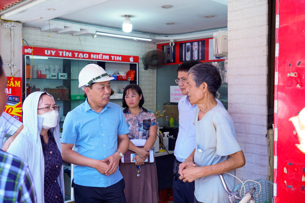 Ông Đinh Minh Tuấn, Chủ tịch UBND quận Ngô Quyền rất nhiều lần trực tiếp xuống tuyên truyền, vận động và thuyết phục các hộ dân