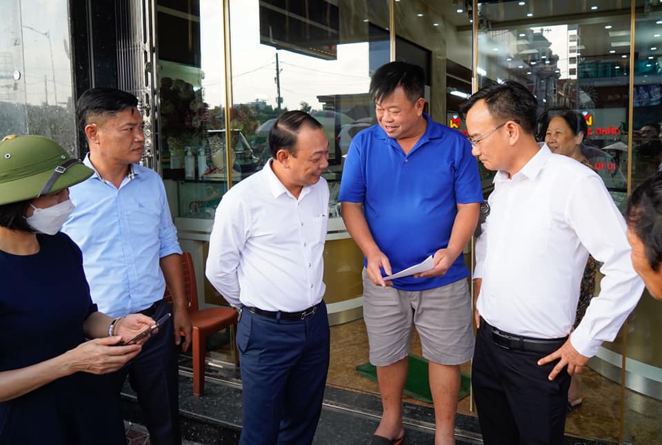 Ông Đinh Minh Tuấn, Chủ tịch UBND quận Ngô Quyền trực tiếp xuống tuyên truyền, vận động và thuyết phục các hộ dân vào chiều 05/9