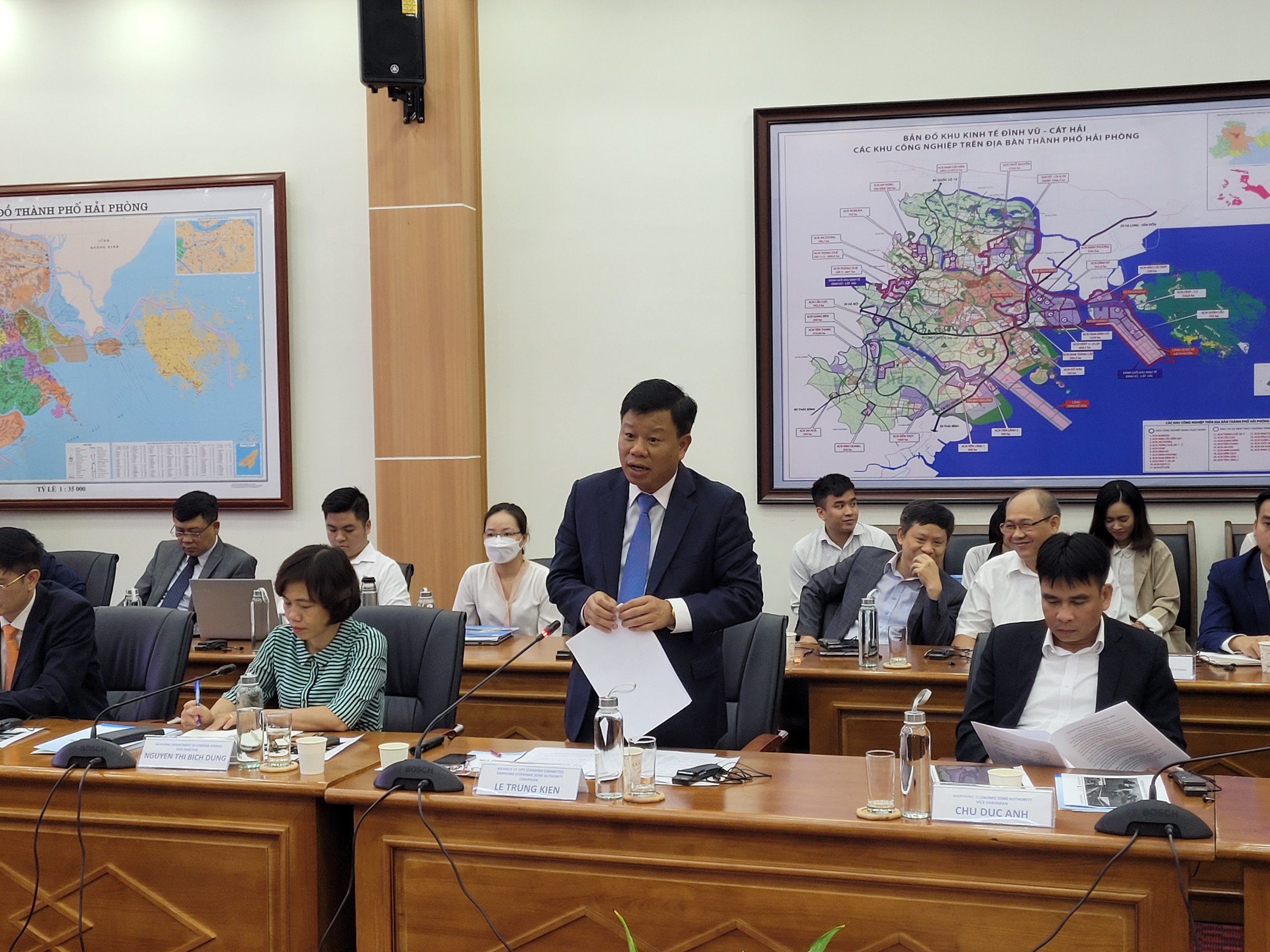 Ông Lê Trung Kiên, Trưởng ban Ban Quản lý Khu kinh tế Hải Phòng phát biểu tại cuộc làm việc