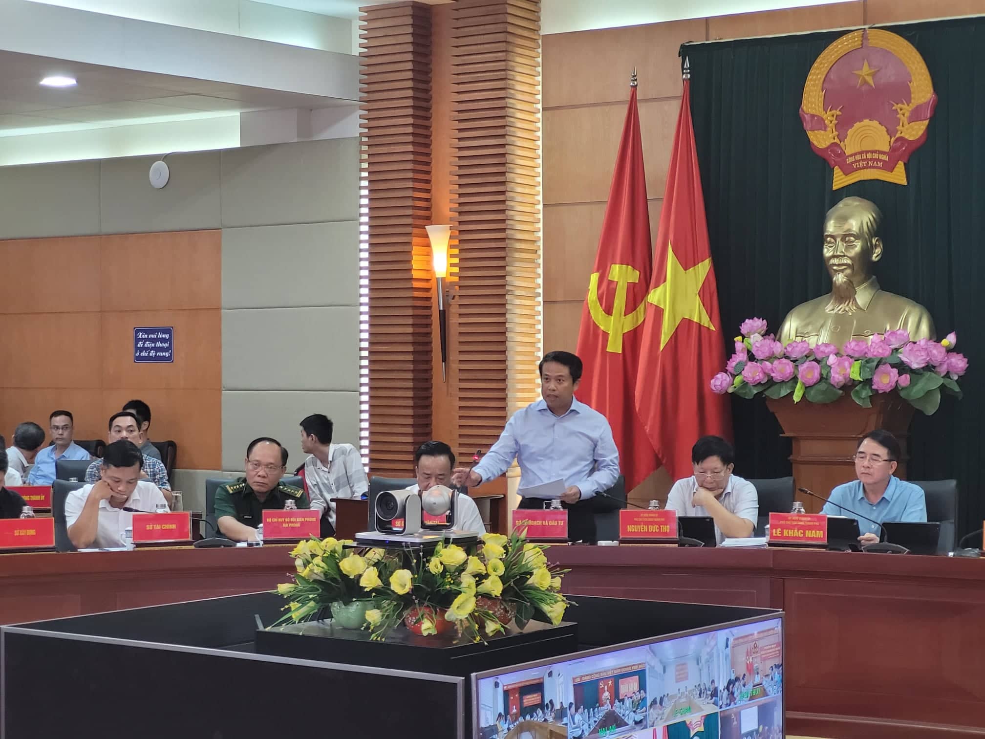Ông Nguyễn Hoàng Long, Giám đốc Sở Kế hoạch và Đầu tư Hải Phòng báo cáo tóm tắt về tình hình kinh tế-xã hội thành phố trong tháng 9 và 9 tháng năm 2022 tại phiên họp