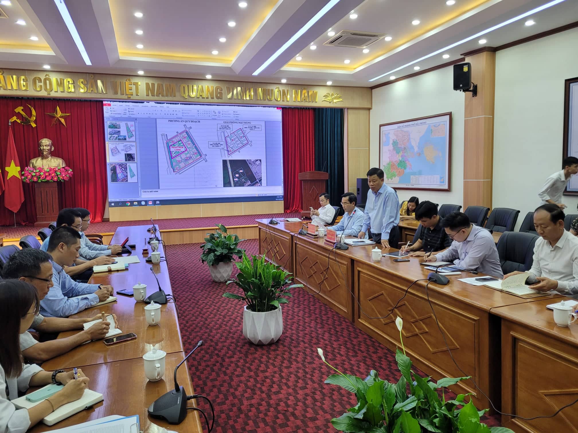 Ông Lê Trung Kiên, Trưởng ban HEZA chủ trì cuộc họp về việc đẩy nhanh tiến độ thực hiện các thủ tục bồi thường giải phóng mặt bằng, thu hồi và giao, cho thuê đất của Dự án Khu nhà ở công nhân viên Công ty TNHH Pegatron Việt Nam
