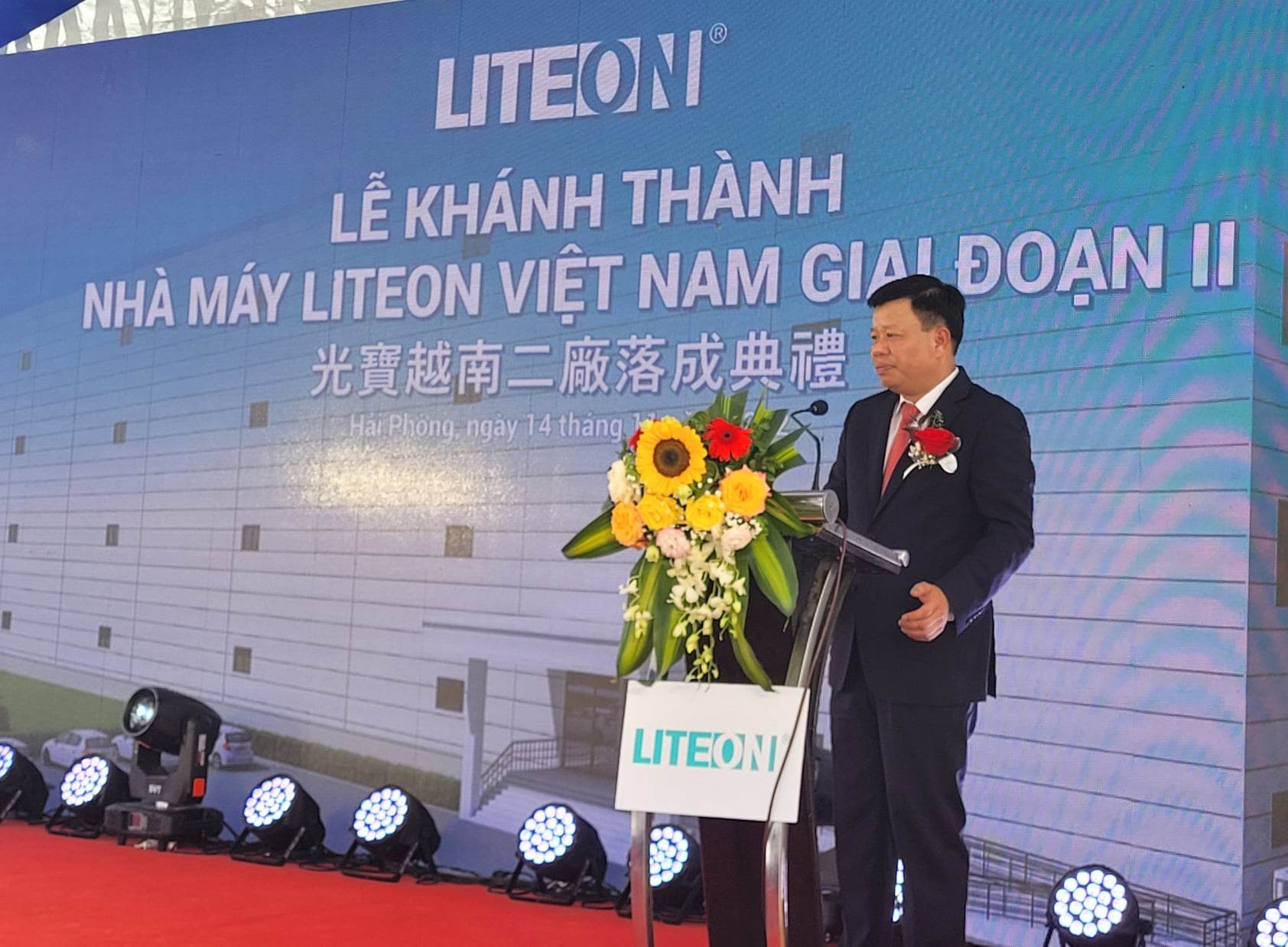 นาย Le Trung Kien หัวหน้าคณะกรรมการบริหารเขตเศรษฐกิจ Hai Phong กล่าวในพิธีเปิด  ภาพถ่าย: “Thanh Son .”