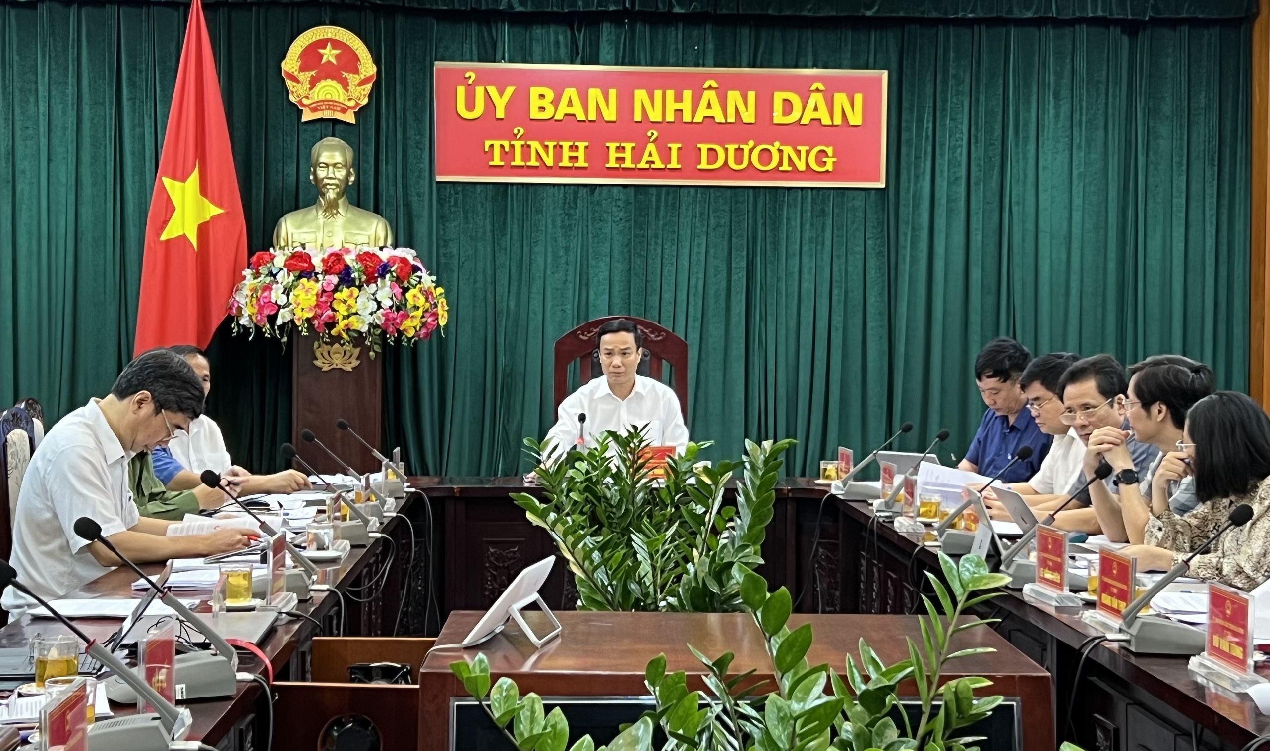 Ông Triệu Thế Hùng, Chủ tịch UBND tỉnh Hải Dương chủ trì phiên họp