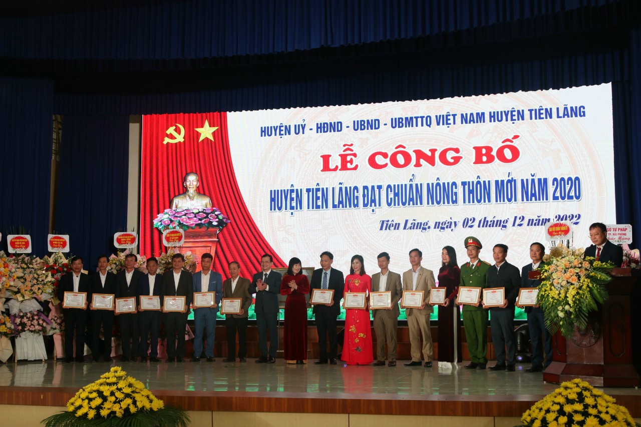 Bà Nguyễn Thị Mai Phương, Bí thư Huyện ủy Tiên Lãng trao giấy khen tặng các tập thể, cá nhân có thành tích trong 10 năm xây dựng nông thôn mới