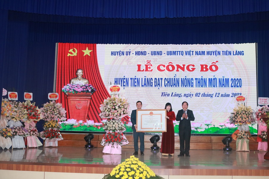 Ông Nguyễn Đức Thọ, Phó Chủ tịch UBND TP.Hải Phòng tặng hoa và trao bằng công nhận huyện đạt chuẩn nông thôn mới cho Đảng bộ, chính quyền quân và dân huyện Tiên Lãng