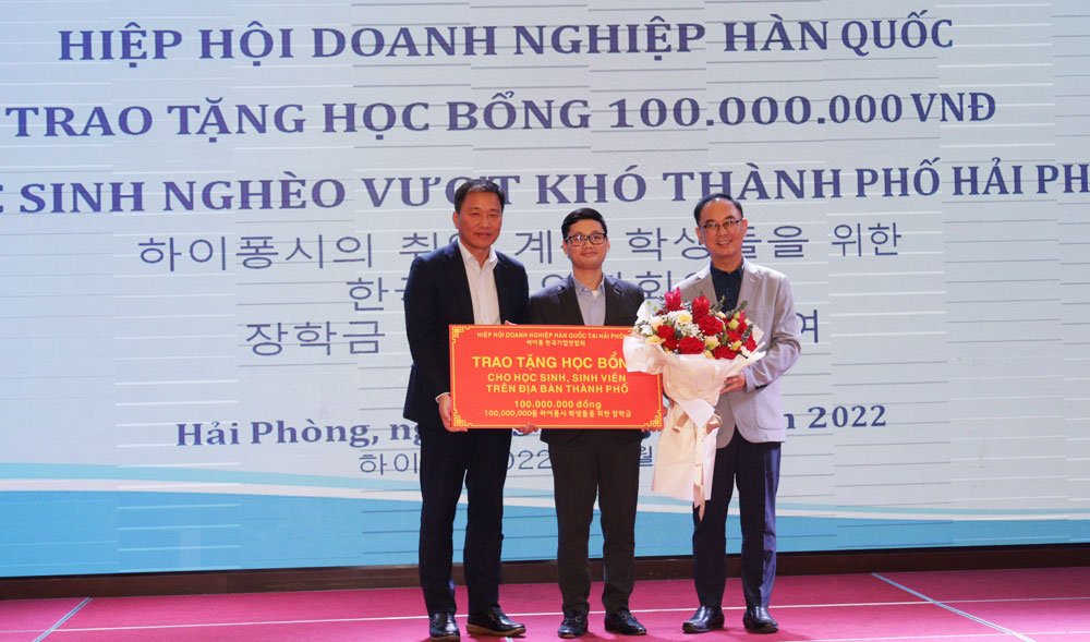 Hiệp hội doanh nghiệp Hàn Quốc trao tặng học bổng cho học sinh nghèo vượt khó trên địa bàn thành phố trị giá 100.000.000 đồng