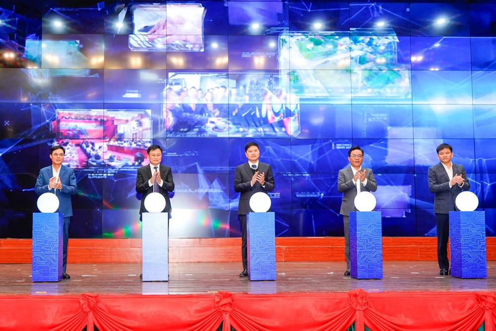Các đại biểu nhấn nút khai mạc Hội thảo Hải Phòng chuyển đổi số năm 2022