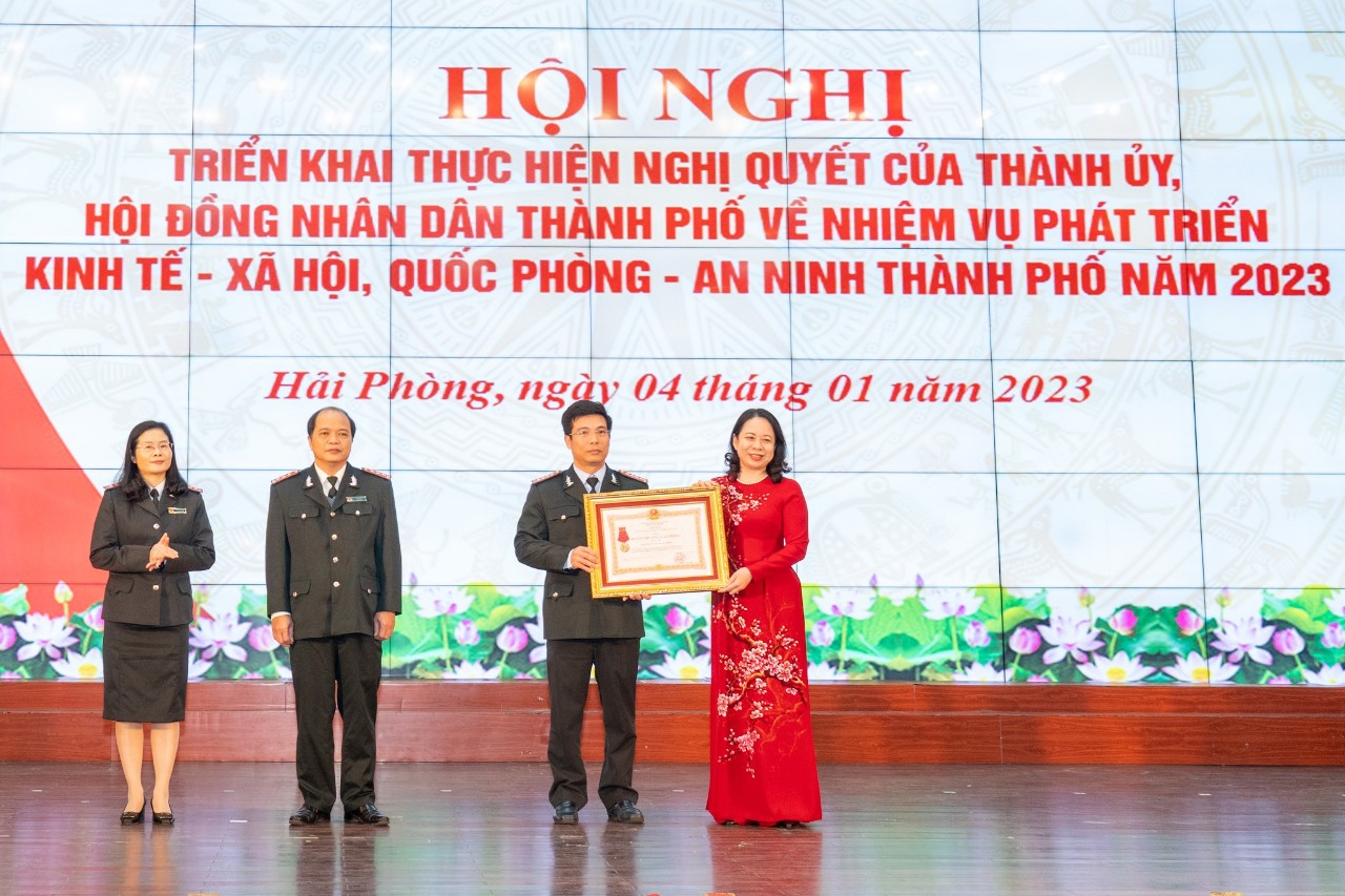 Phó Chủ tịch nước Võ Thị Ánh Xuân trao Huân Chương lao động Hạng Nhì cho Thanh tra thành phố Hải Phòng