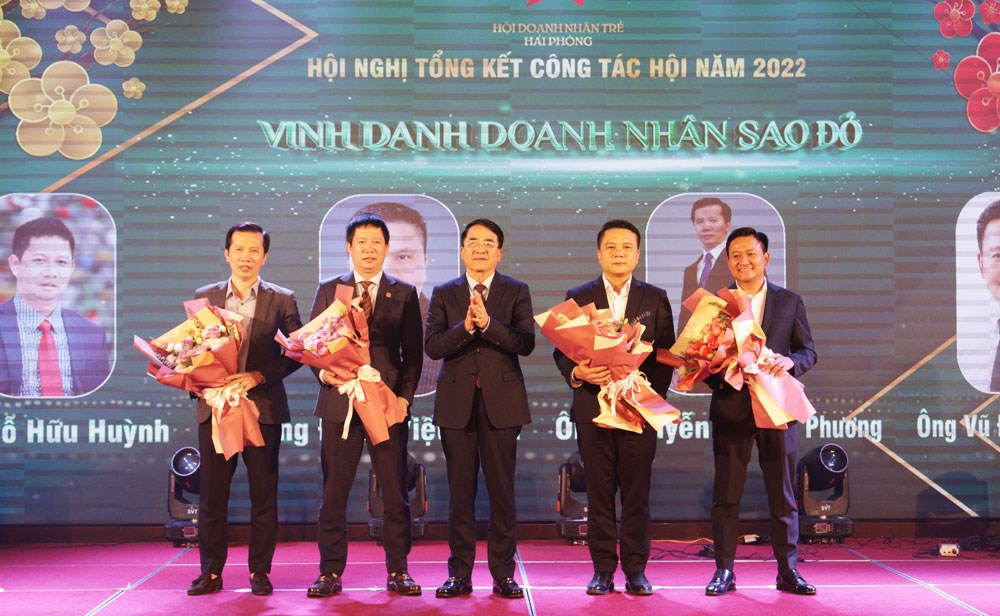 Ông Lê Khắc Nam, Phó Chủ tịch UBND TP.Hải Phòng tặng hoa chúc mừng 1 doanh nhân đạt giải thưởng doanh nhân Sao đỏ và 3 doanh nhân đạt giải thưởng doanh nhân trẻ tiêu biểu năm 2022