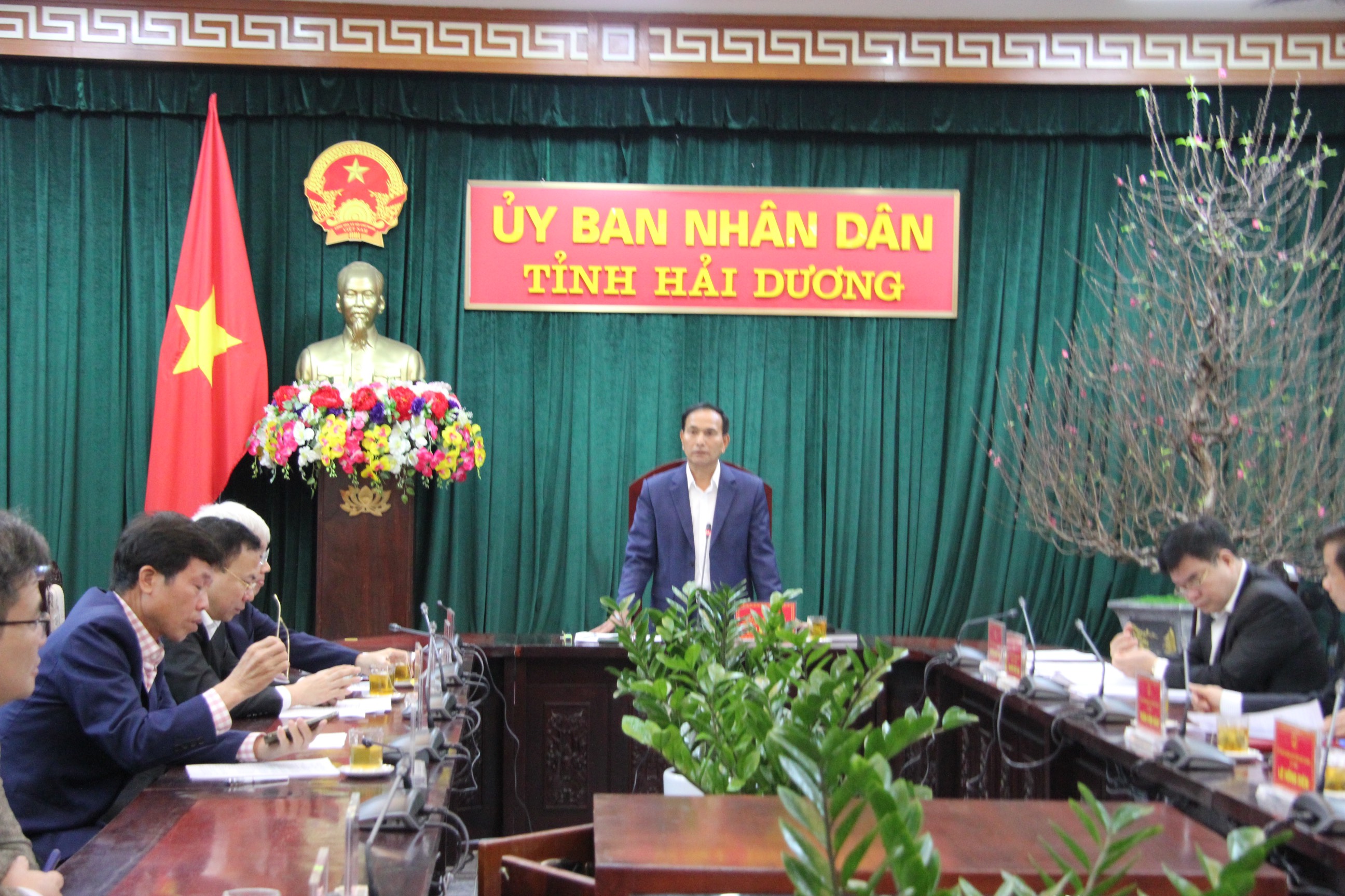 Ông Lưu Văn Bản, Phó Chủ tịch Thường trực UBND tỉnh Hải Dương chủ trì phiên họp