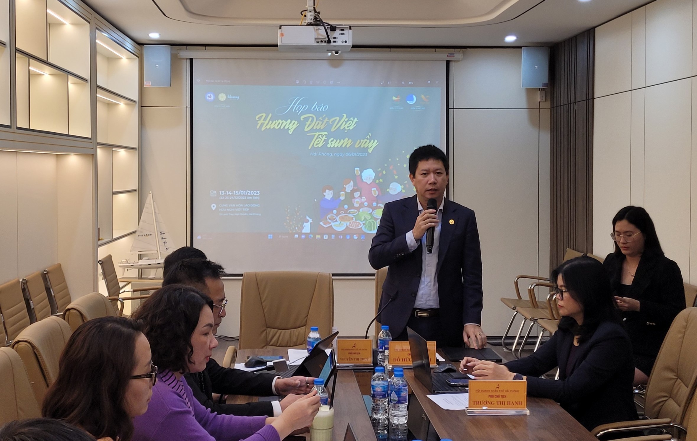 Ông Đỗ Hữu Huỳnh, Chủ tịch Hội doanh nhân trẻ Hải Phòng thông tin tại buổi họp báo