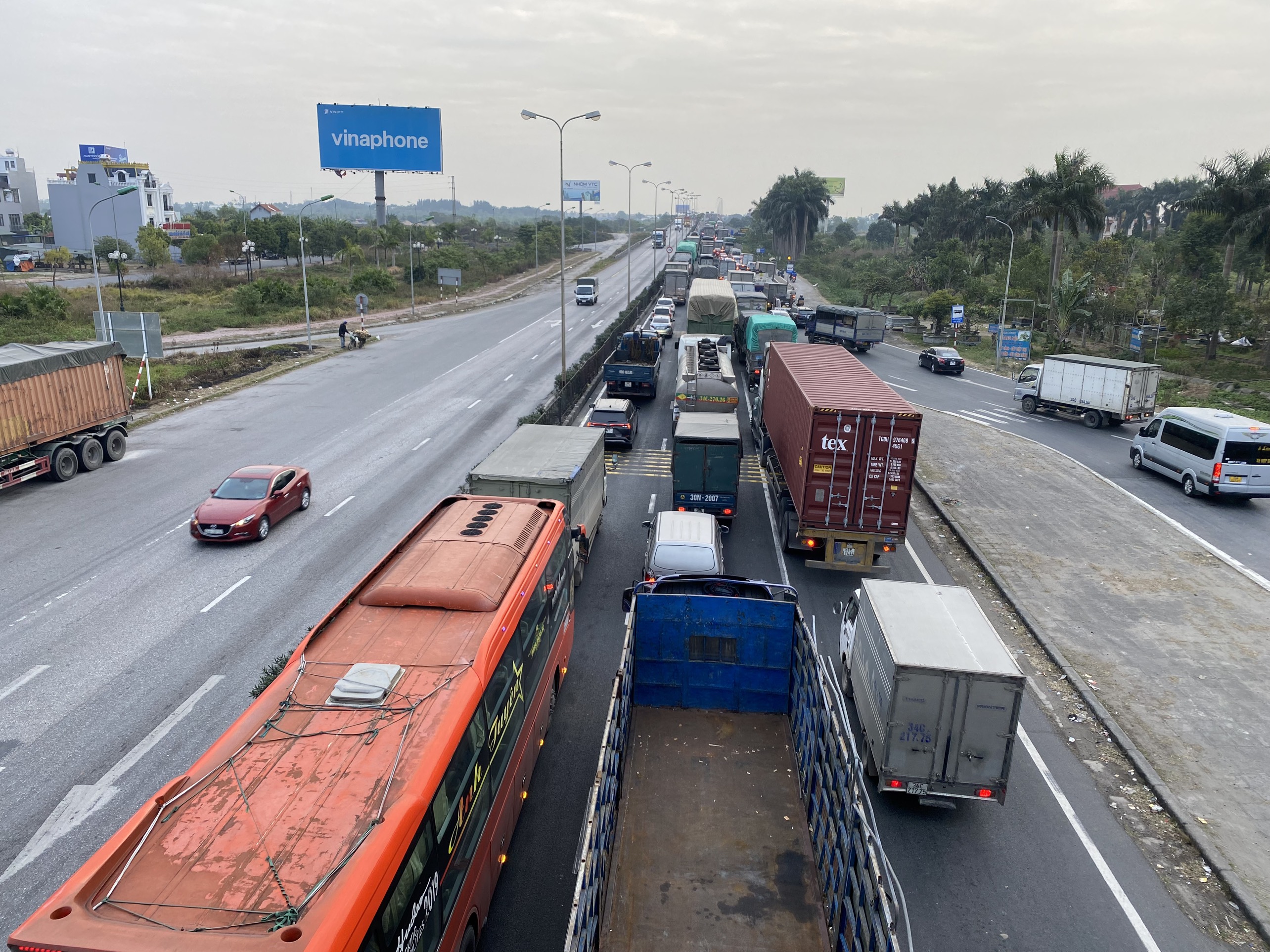 Thi công khe co giãn cầu Phú Lương khiến tuyến Quốc lộ 5 liên tục bị ách tắc