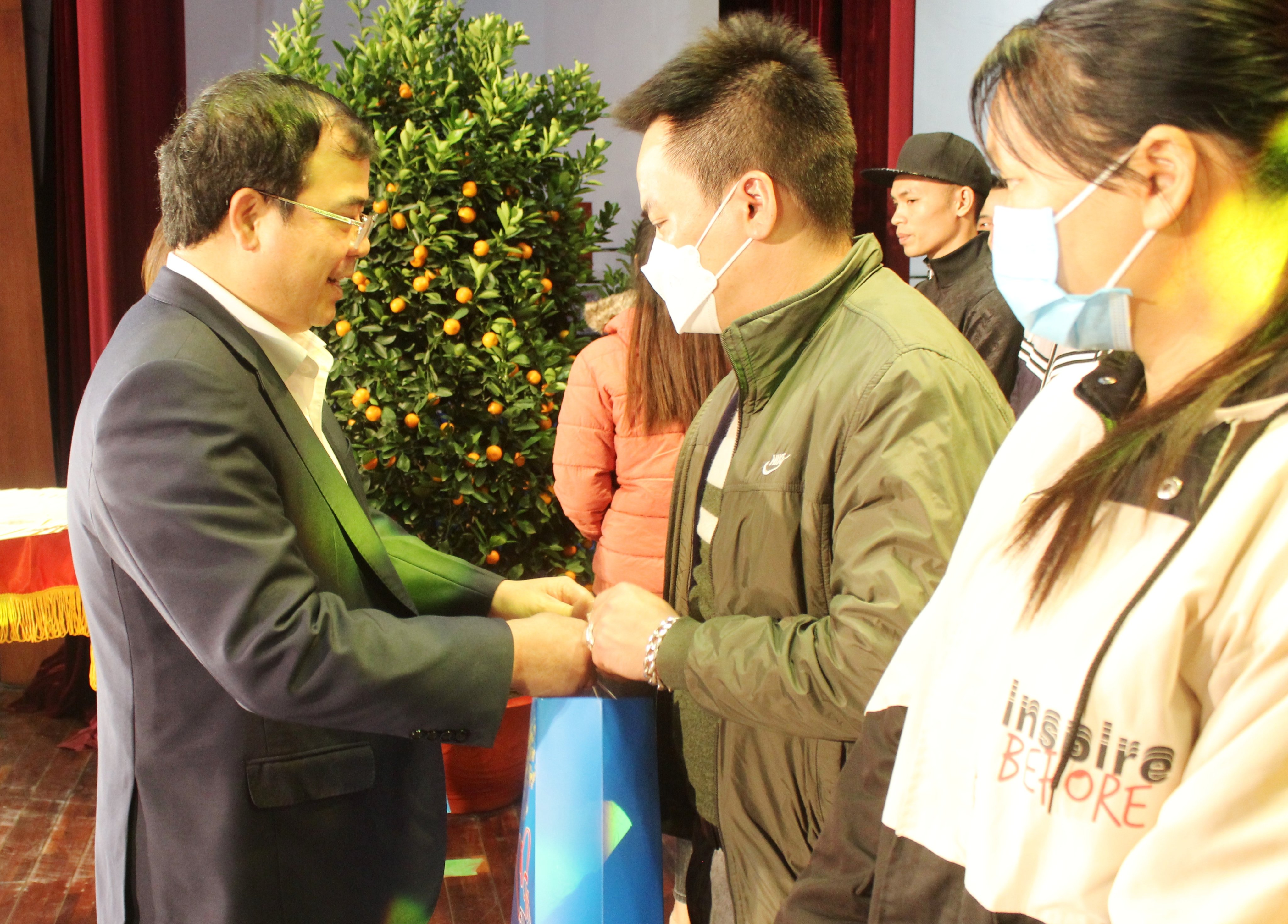 Ông Nguyễn Minh Hùng, Phó Chủ tịch UBND tỉnh Hải Dương trao quà Tết cho người lao động