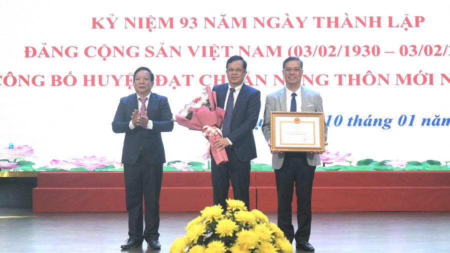 Ông Nguyễn Đức Thọ, Phó Chủ tịch UBND TP.Hải Phòng tặng hoa và trao bằng công nhận huyện đạt chuẩn nông thôn mới cho Đảng bộ, chính quyền, quân và dân huyện Kiến Thụy