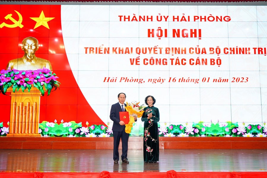 Bà Trương Thị Mai, Ủy viên Bộ Chính trị, Trưởng Ban Tổ chức Trung ương trao Quyết định và tặng hoa chúc mừng ông Lê Tiến Châu
