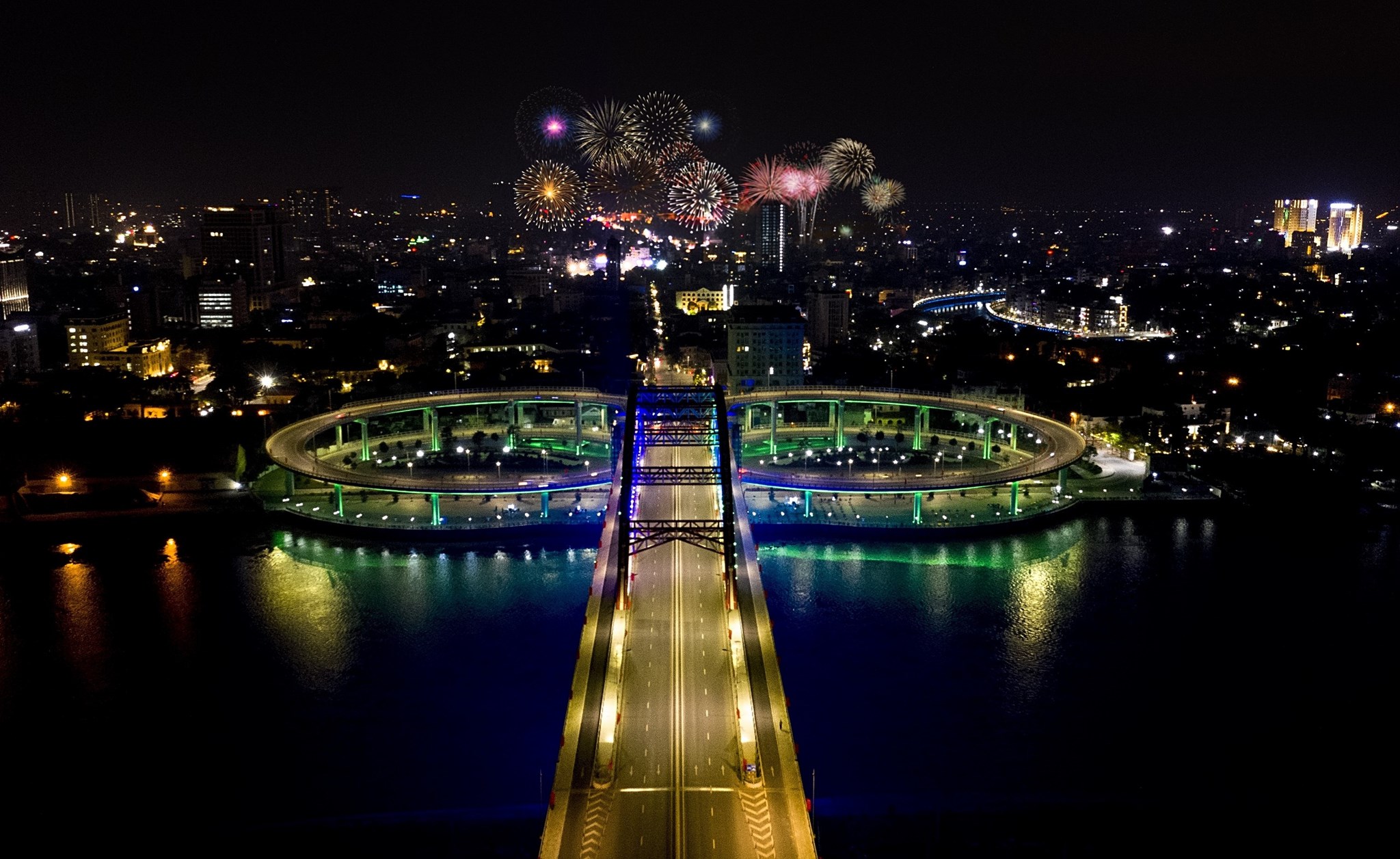 Màn pháo hoa rực rỡ khép lại Chương trình Nghệ thuật chào đón năm mới. Ảnh: Hồng Phong