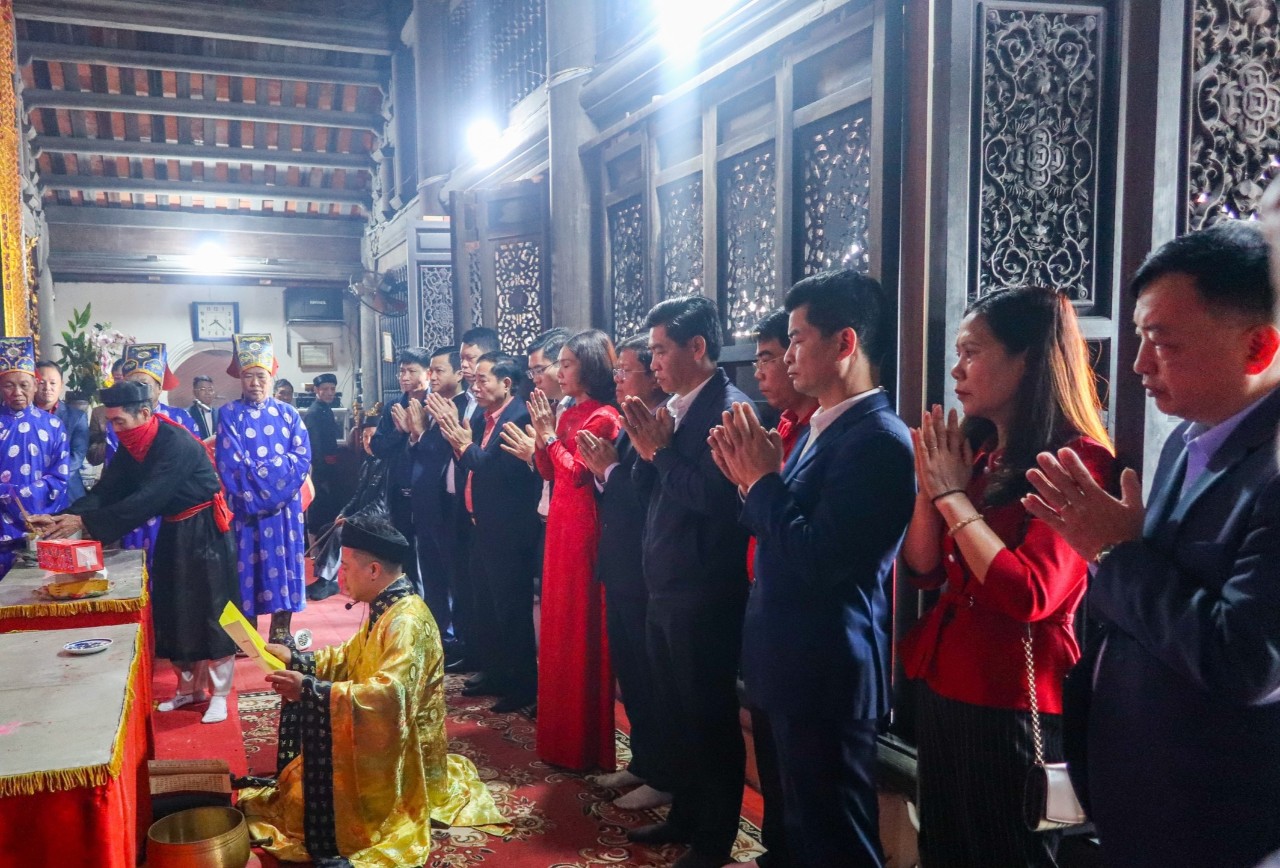 Lãnh đạo quận Đồ Sơn thực hiện nghi thức dâng hương