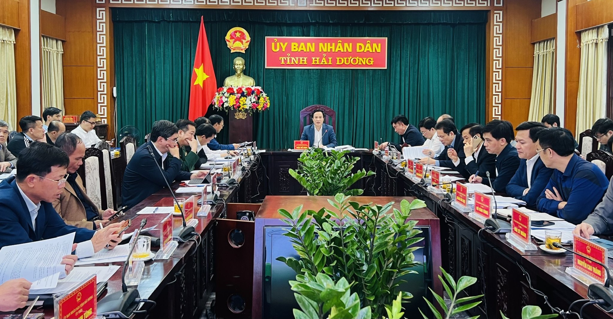 Ông Triệu Thế Hùng, Chủ tịch UBND tỉnh Hải Dương chủ trì, phát biểu chỉ đạo tại phiên họp