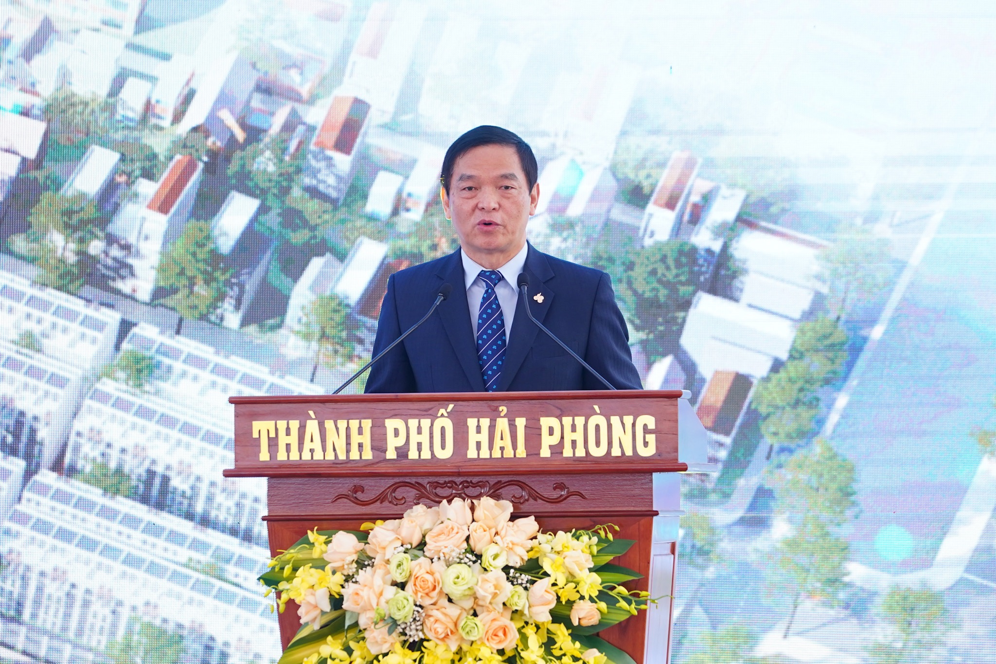 Đại diện Tổng thầu thi công, ông Lê Viết Hải, Chủ tịch HĐQT Công ty CP Tập đoàn Xây dựng Hòa Bình phát biểu tại lễ khởi công