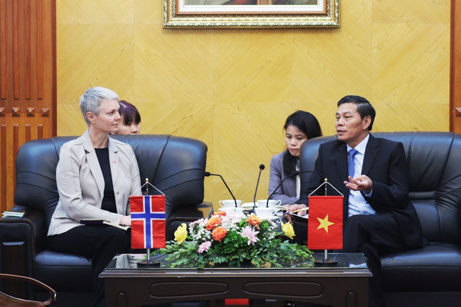 Ông Nguyễn Văn Tùng, Chủ tịch UBND TP.Hải Phòng tiếp và làm việc với Đoàn Đại sứ Vương quốc Na Uy tại Việt Nam