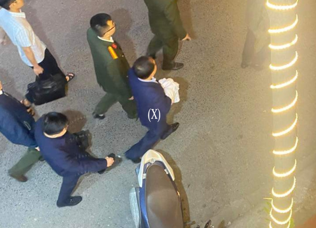 Ông Nguyễn Đình Đương (X) bị cơ quan điều tra bắt giữ. Ảnh: CTV