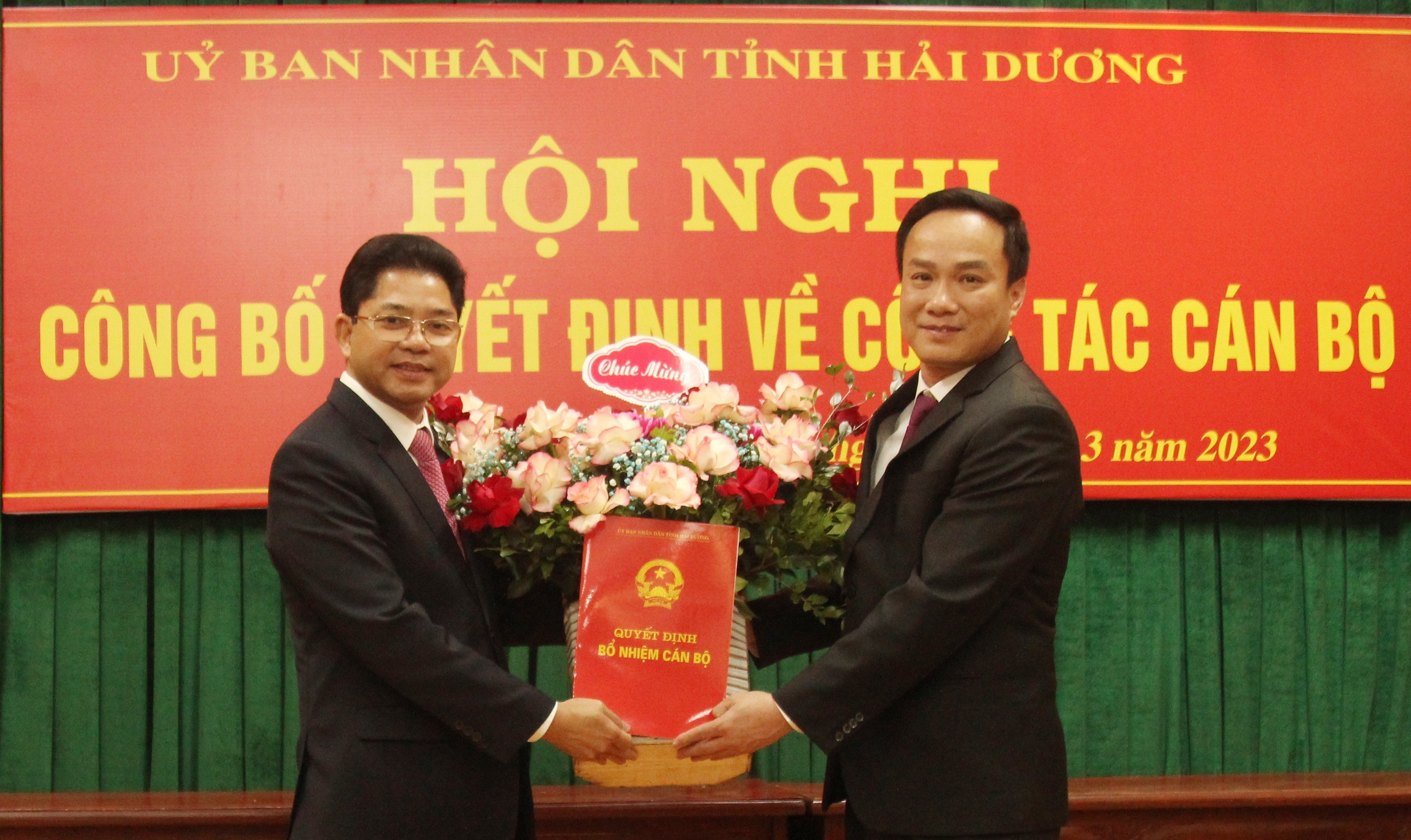 Ông Triệu Thế Hùng, Chủ tịch UBND tỉnh Hải Dương trao quyết định bổ nhiệm ông Phạm Văn Mạnh giữ chức Giám đốc Sở Khoa học và Công nghệ. Ảnh: Ninh Hải