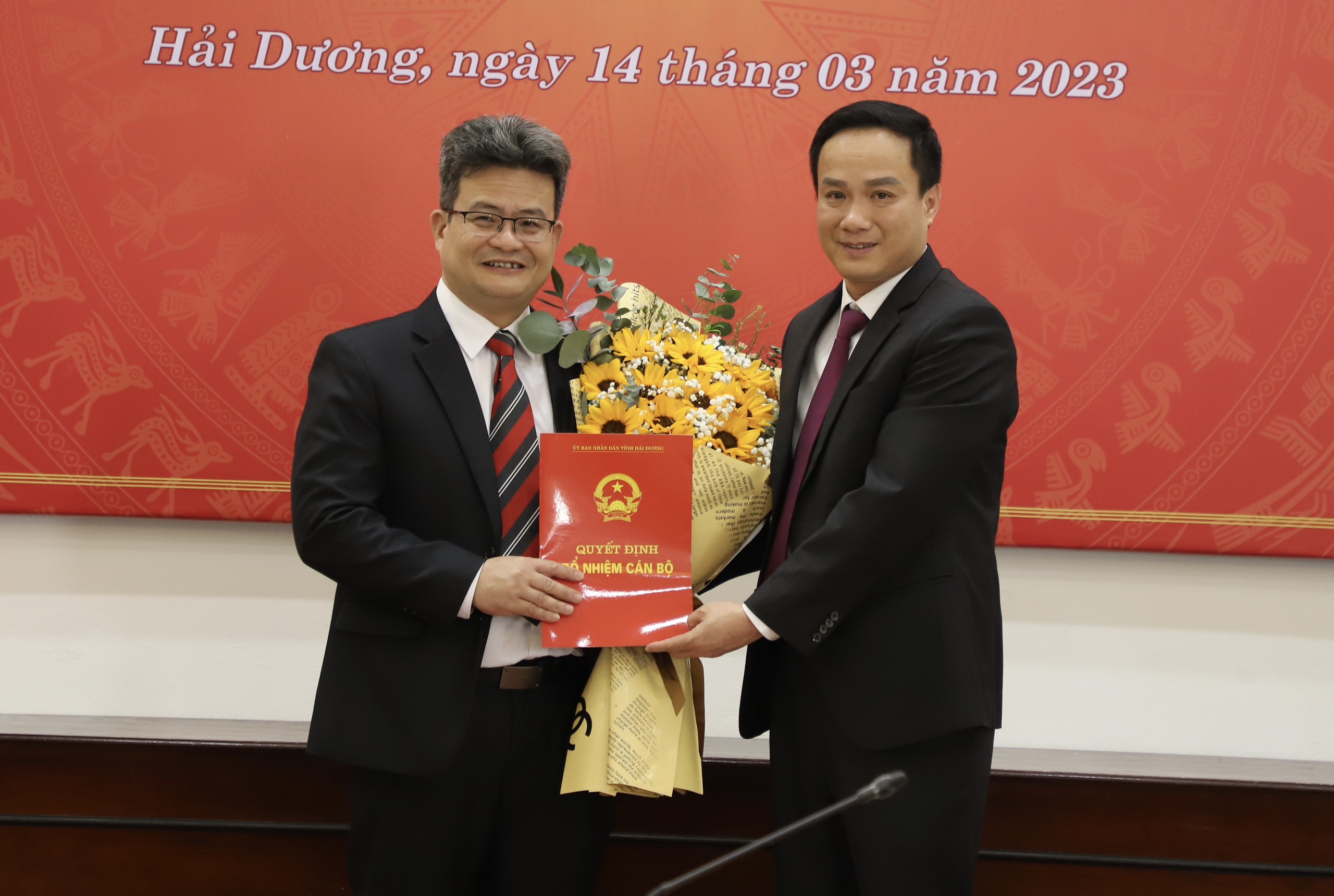 Ông Triệu Thế Hùng, Chủ tịch UBND tỉnh Hải Dương trao quyết định bổ nhiệm ông Trần Quang Cảnh giữ chức Giám đốc Sở y tế. Ảnh: Tiến Mạnh