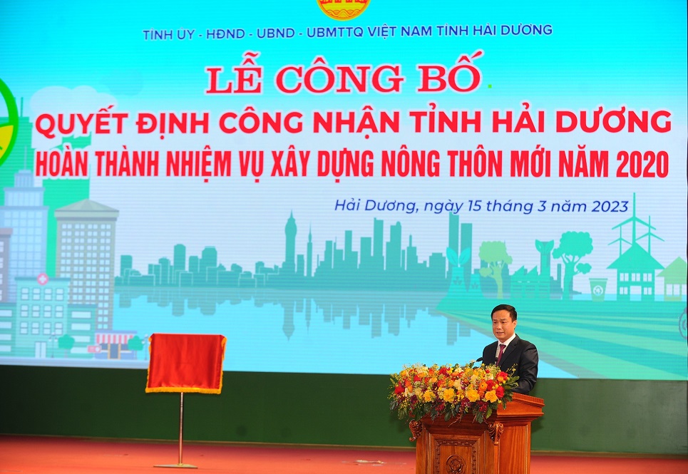 Ông Triệu Thế Hùng, Chủ tịch UBND tỉnh Hải Dương báo cáo tại buổi lễ