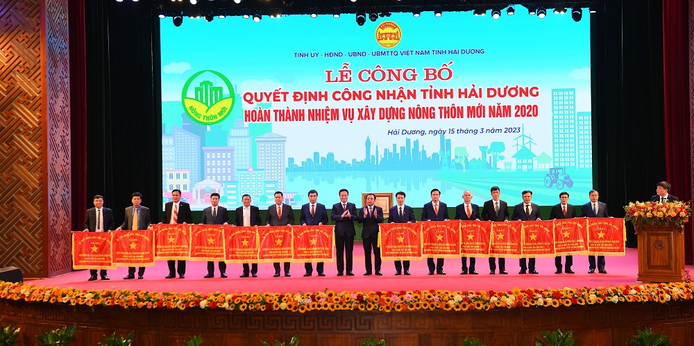Ông Trần Đức Thắng, Bí thư Tỉnh ủy Hải Dương và ông Triệu Thế Hùng, Chủ tịch UBND tỉnh Hải Dương trao cờ thi đua cho các đơn vị xuất sắc