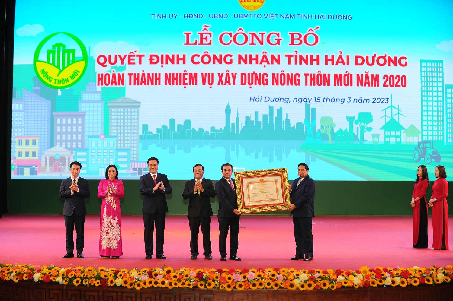 Thủ tướng Chính phủ Phạm Minh Chính trao quyết định cho tỉnh Hải Dương
