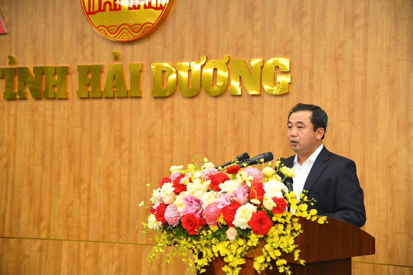 Ông Trần Đức Thắng, Bí thư Tỉnh ủy Hải Dương báo cáo tình hình kinh tế - xã hội của tỉnh