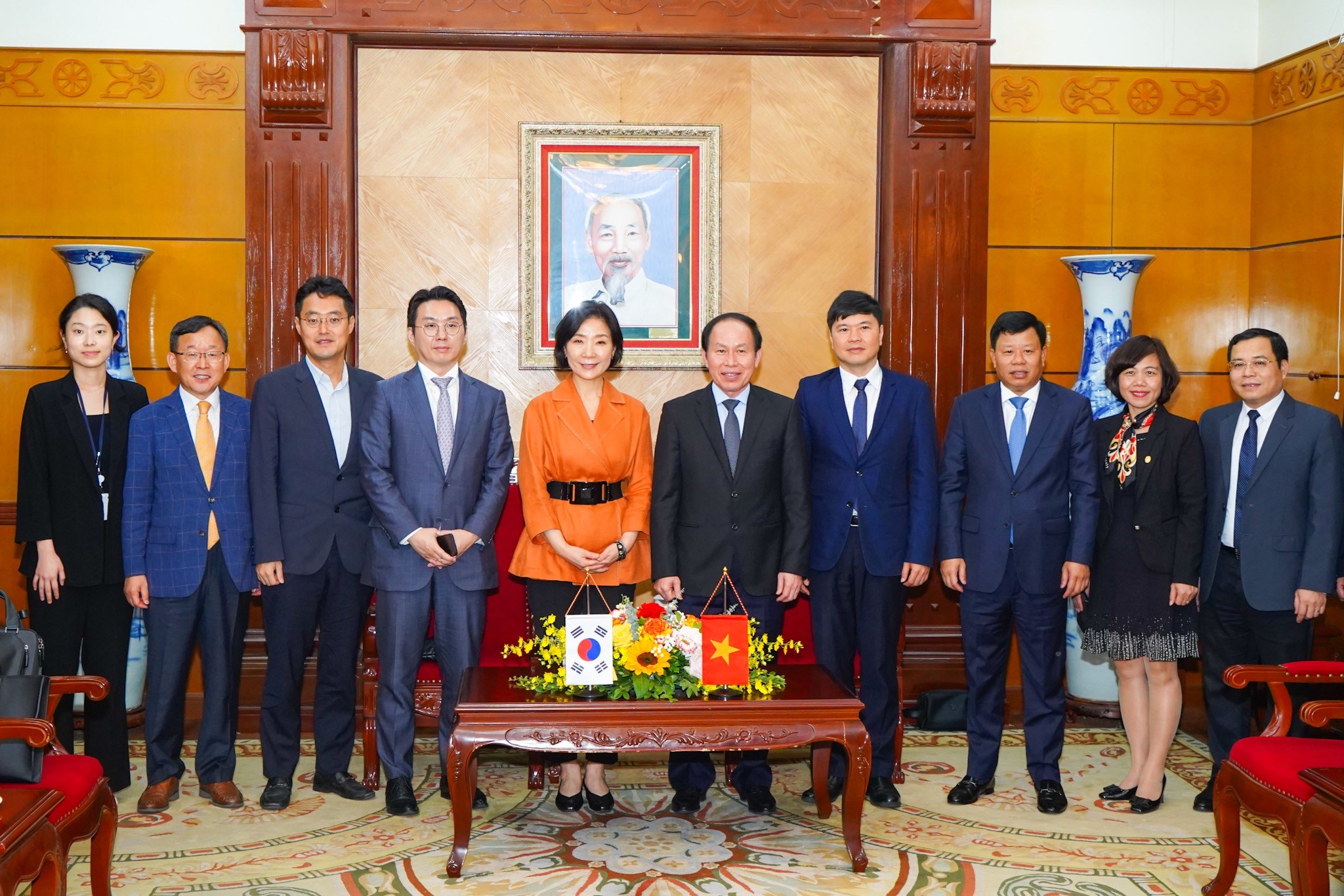 Đoàn công tác Đại sứ quán Hàn Quốc tại Việt Nam chụp ảnh lưu niệm với lãnh đạo thành phố Hải Phòng
