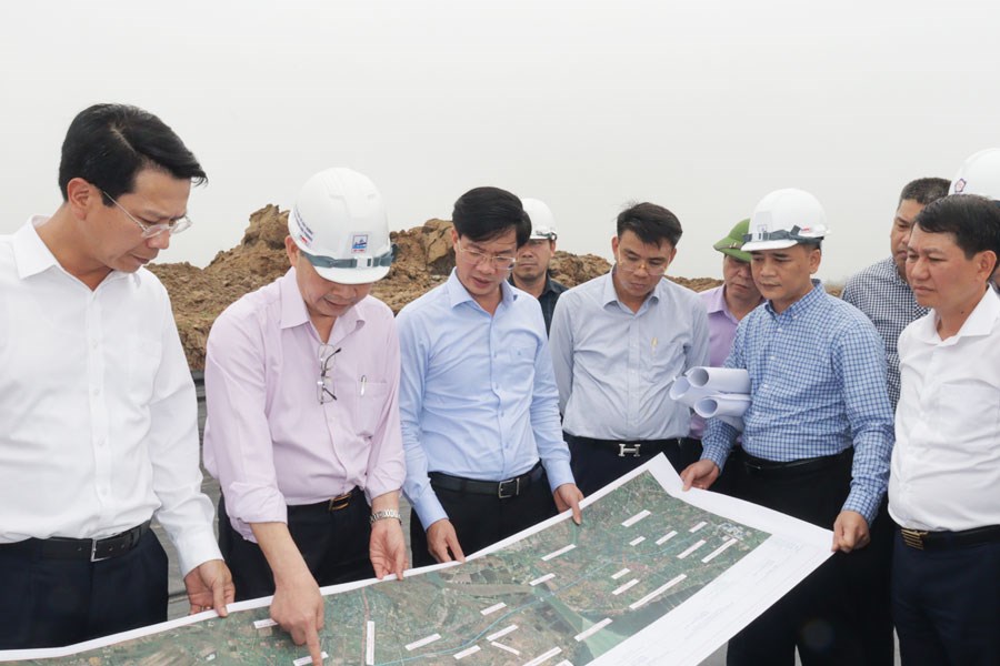 Đoàn giám sát đi kiểm tra thực địa Dự án mở rộng tuyến đường bộ ven biển đoạn qua thành phố Hải Phòng từ đường tỉnh 353 đến cầu Thái Bình