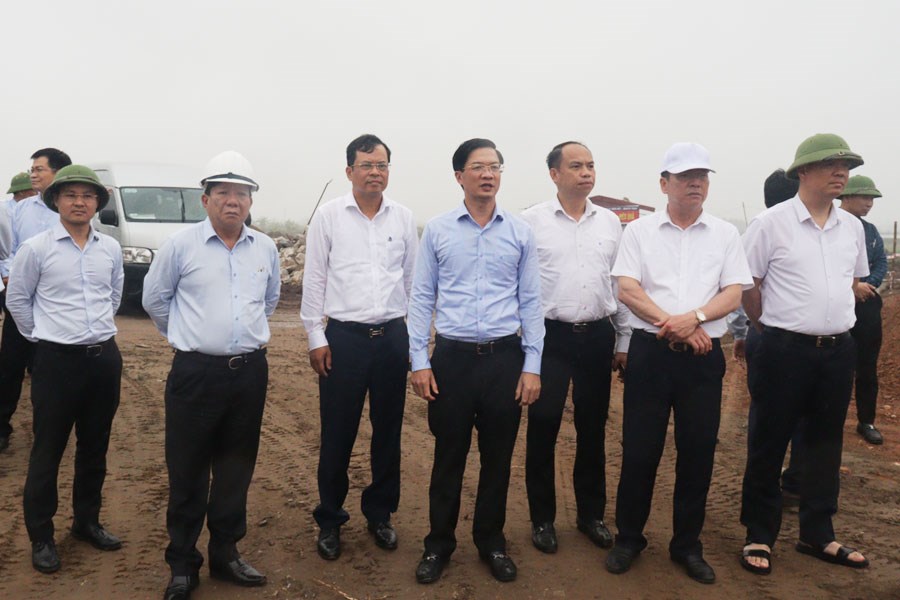 Đoàn giám sát kiểm tra thực địa Dự án đầu tư xây dựng tuyến đường nối tỉnh lộ 354 qua KCN Kiến Thụy đến đường bộ ven biển tại xã Đoàn Xá, huyện Kiến Thụy