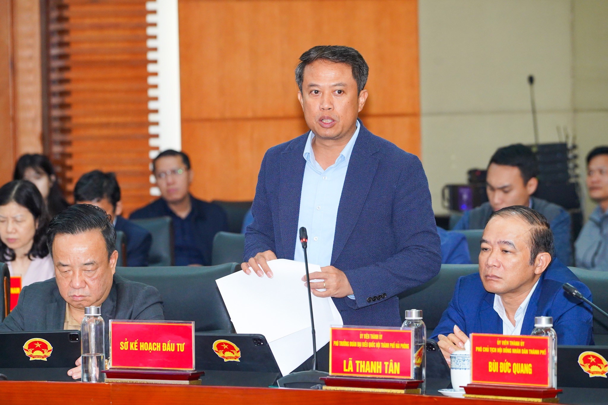Ông Nguyễn Hoàng Long, Giám đốc Sở Kế hoạch và Đầu tư Hải Phòng báo cáo tại Phiên họp