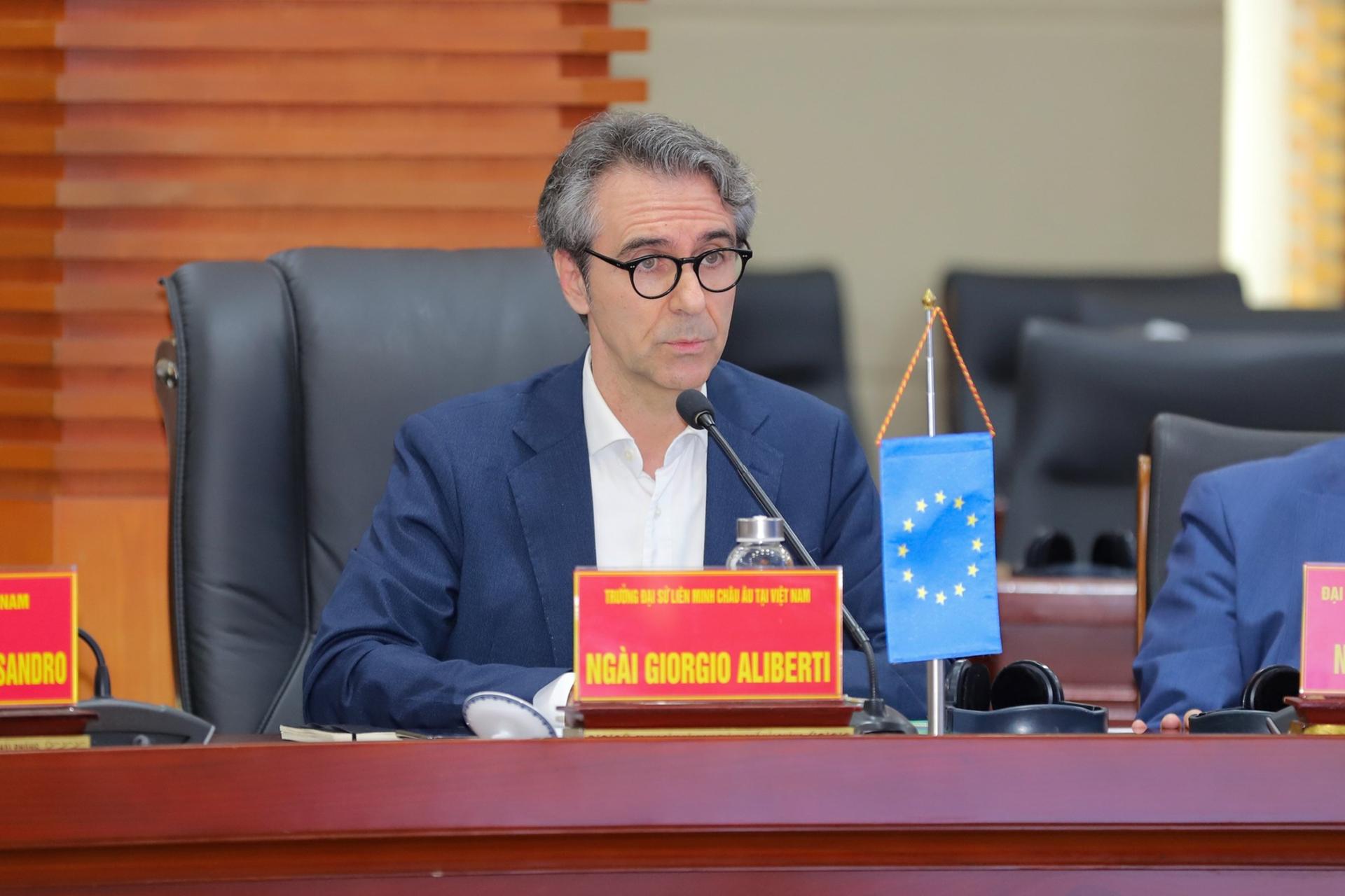 Đại sứ Giorgio Aliberti, Trưởng Phái đoàn Liên minh Châu Âu tại Việt Nam phát biểu tại cuộc làm việc