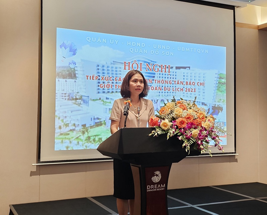 Bà Bùi Thị Hồng Vân, Bí thư Quận ủy Đồ Sơn phát biểu tại cuộc họp báo. Ảnh: Thanh Sơn