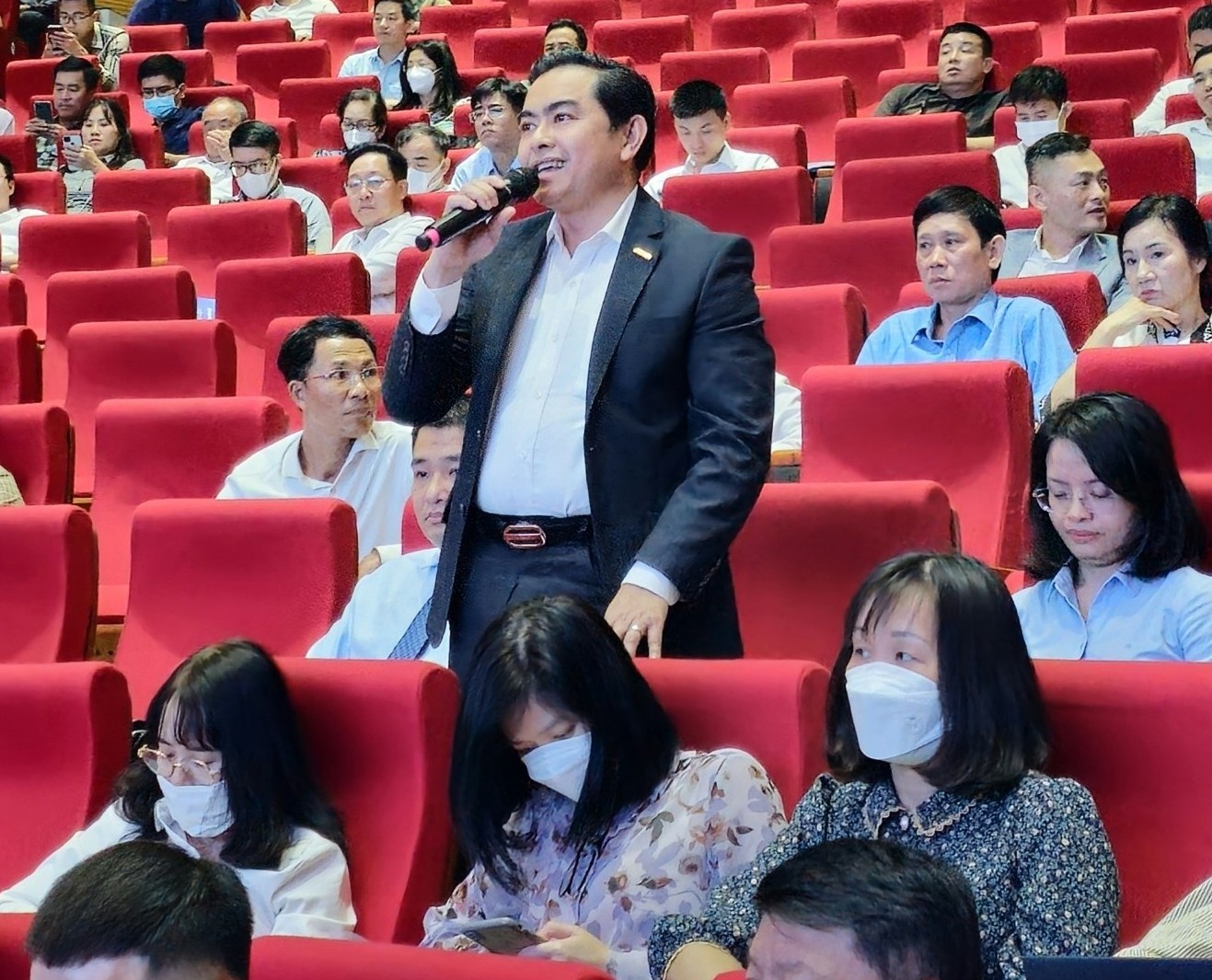 Ông Nguyễn Văn Nhân, Tổng giám đốc Công ty cổ phần Đô thị AMATA Hạ Long đóng góp ý kiến tại hội nghị. Ảnh: Thanh Sơn