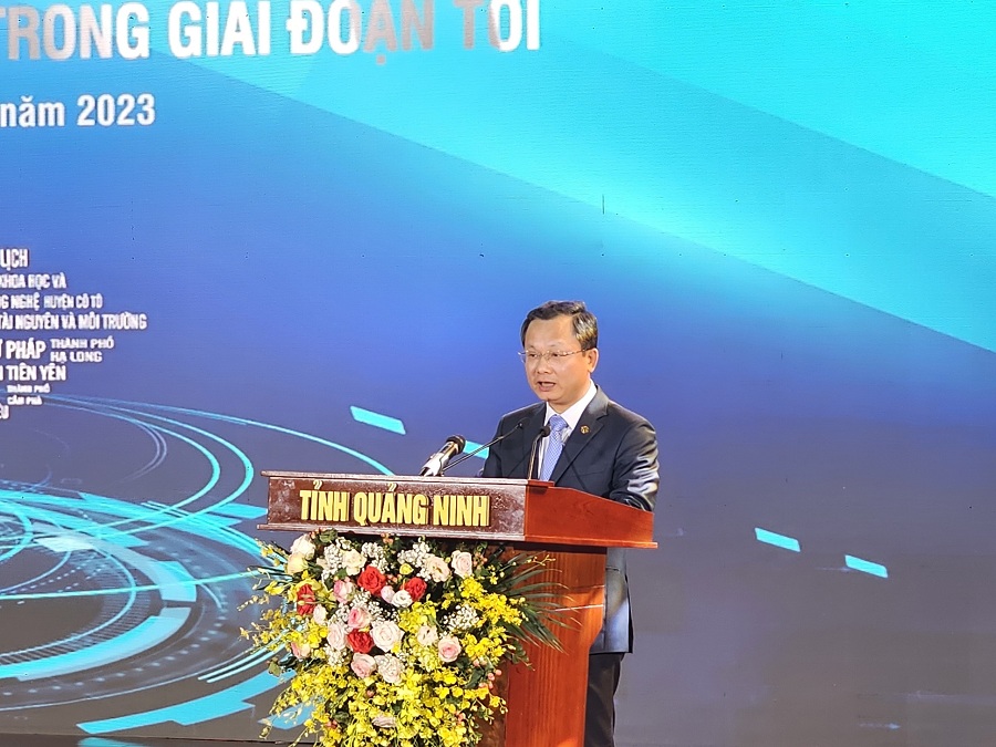 Ông Cao Tường Huy, Quyền Chủ tịch UBND tỉnh Quảng Ninh phát biểu kết luận hội nghị. Ảnh: Thanh Sơn