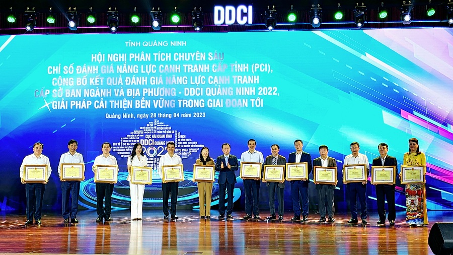 Tặng bằng khen của Chủ tịch UBND tỉnh cho các tập thể, cá nhân chủ trì có thành tích xuất sắc trong cải thiện các chỉ số thành phần PCI Quảng Ninh 2022. Ảnh: Thanh Sơn
