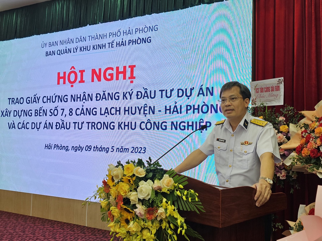 Ông Nguyễn Năng Toàn, Chủ tịch Tổng công ty Tân Cảng Sài Gòn cam kết sau khi đón nhận Giấy chứng nhận đăng ký đầu tư. Ảnh - Thanh Sơn