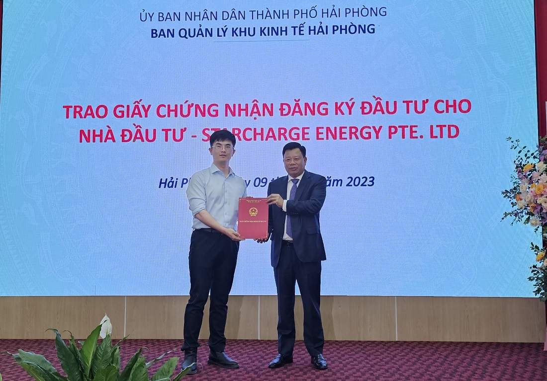 Trao giấy chứng nhận đăng ký đầu tư cho Dự án Nhà máy sản xuất thiết bị năng lượng Starcharge của Nhà đầu tư Starcharge Energy Pte.Ltd. (Singapore). Ảnh: Thanh Sơn