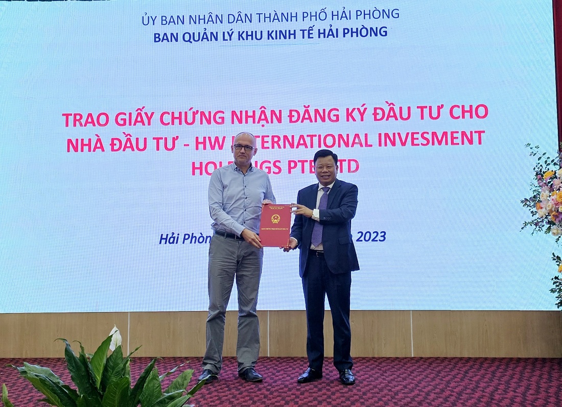 Trao giấy chứng nhận đăng ký đầu tư cho Dự án HW Energy của nhà đầu tư HW International Investment Holdings Pte.Ltd. Ảnh: Thanh Sơn