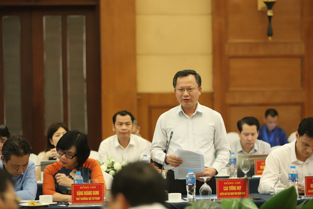 Ông Cao Tường Huy, Quyền Chủ tịch UBND tỉnh Quảng Ninh phát biểu tại cuộc làm việc. Ảnh: TG