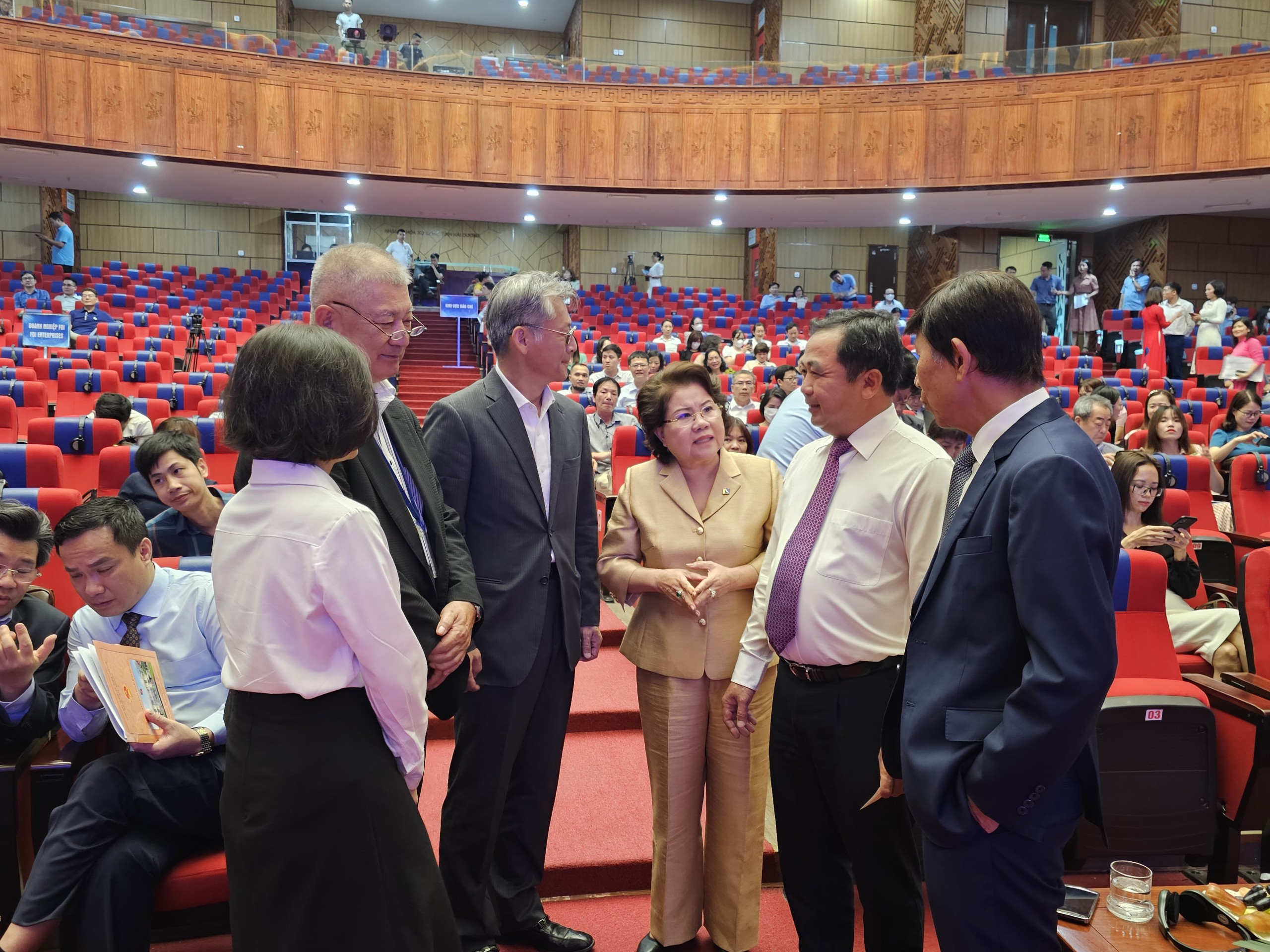 Bí thư Tỉnh ủy Hải Dương gặp gỡ doanh nghiệp FDI tại hội nghị. Ảnh: Thanh Sơn