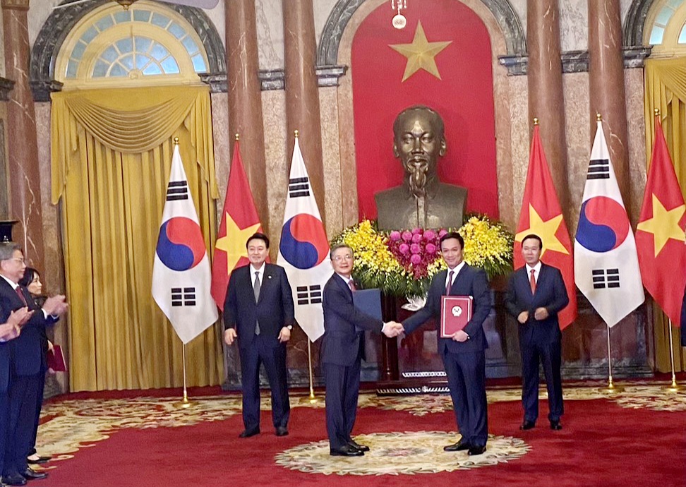 Chủ tịch nước Võ Văn Thưởng và Tổng thống Hàn Quốc Yoon Suk Yeol chứng kiến Lễ trao Bản ghi nhớ giữa UBND tỉnh Hải Dương và Tổng Công ty Nhà đất Hàn Quốc về Chương trình đối tác tăng trưởng đô thị