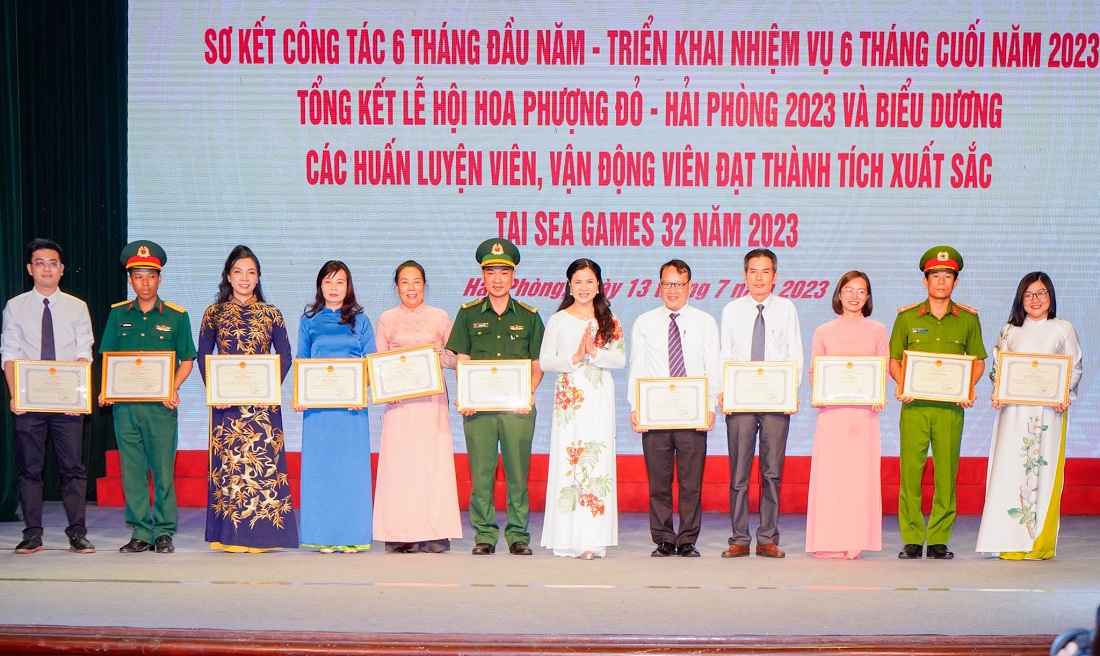 Bà Trần Thị Hoàng Mai, Giám đốc Sở Văn hóa và Thể thao Hải Phòng đã trao tặng Bằng khen của UBND Thành phố cho 58 cá nhân có thành tích trong công tác tổ chức các hoạt động chào mừng các ngày lễ lớn trong tháng 5/2023 và Lễ hội Hoa Phượng Đỏ - Hải Phòng 2023