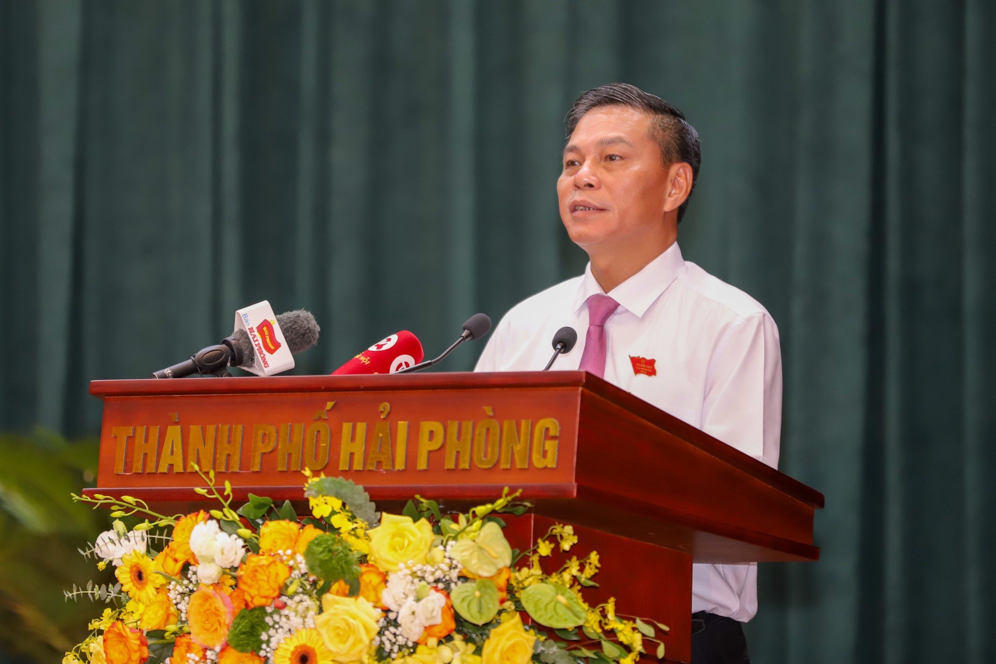 Ông Nguyễn Văn Tùng, Chủ tịch UBND TP. Hải Phòng báo cáo tại Kỳ họp
