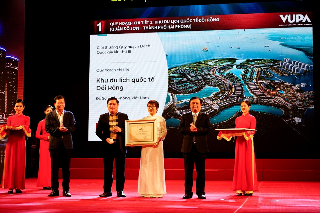 Ông Phạm Minh Hiếu, Phó Tổng giám đốc Thường trực đại diện Dự án Khu du lịch Quốc tế Đồi Rồng nhận giải thưởng danh giá từ Ban tổ chức cuộc thi